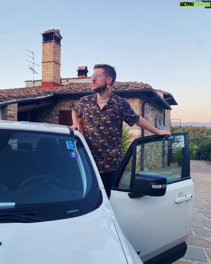 Riccardo Dose Instagram - Nessuno ha bisogno di una vacanza come chi ne ha appena fatta una. Grazie a @locautorent per aver reso il mio viaggio così rilassante. Florence, Italy