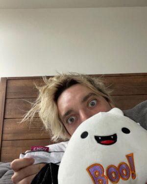Richard Harmon Instagram - Been having some terrific sleep this past month after getting my Canadian-made @endy mattress. My little friend and I here both have bad backs and the new mattress has helped take a lot of our morning pain away. I'm able to wake up feelng well rested thanks to Endy's Comfort Foam, which supports and adapts to my body's needs. 
Upgrade your sleep today using my link: 
https://glnk.io/ykyj/richardsharmon

#endypartner #ad #giftedproduct