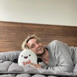 Richard Harmon Instagram - Been having some terrific sleep this past month after getting my Canadian-made @endy mattress. My little friend and I here both have bad backs and the new mattress has helped take a lot of our morning pain away. I'm able to wake up feelng well rested thanks to Endy's Comfort Foam, which supports and adapts to my body's needs. Upgrade your sleep today using my link: https://glnk.io/ykyj/richardsharmon #endypartner #ad #giftedproduct