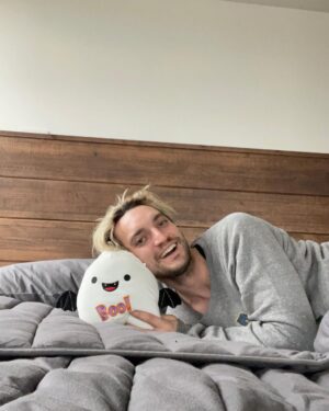 Richard Harmon Instagram - Been having some terrific sleep this past month after getting my Canadian-made @endy mattress. My little friend and I here both have bad backs and the new mattress has helped take a lot of our morning pain away. I'm able to wake up feelng well rested thanks to Endy's Comfort Foam, which supports and adapts to my body's needs. 
Upgrade your sleep today using my link: 
https://glnk.io/ykyj/richardsharmon

#endypartner #ad #giftedproduct