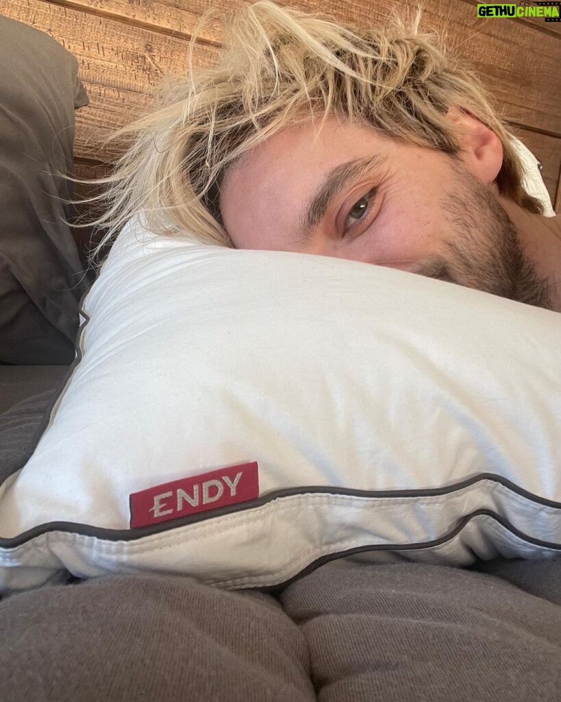 Richard Harmon Instagram - It’s been 3 months with my Canadian-made @endy mattress. It's very comfortable while still being supportive, so I have great night's sleep and my back doesn’t hurt in the morning like it used to. I can’t recommend it enough! Also if you decide to get an @endy mattress, there is a risk free 100 night trial to make sure it’s the right mattress for you, so what do you have to lose? Use my link to upgrade your sleep: https://glnk.io/ykyj/richardsharmon #endypartner #ad #giftedproduct
