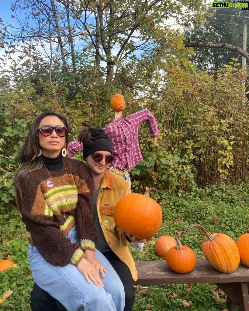 Richard Harmon Instagram - To the Patch 🎃 Southlands Heritage Farm