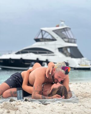 Ricky Montaner Instagram - no te suelto nunca 👩🏼‍❤️‍💋‍👨🏼