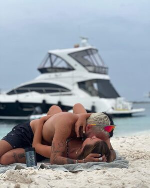 Ricky Montaner Instagram - no te suelto nunca 👩🏼‍❤️‍💋‍👨🏼