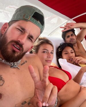 Ricky Montaner Instagram - Un posteo de todo menos de trabajo. viviendo la lifee!! 🍾🍾