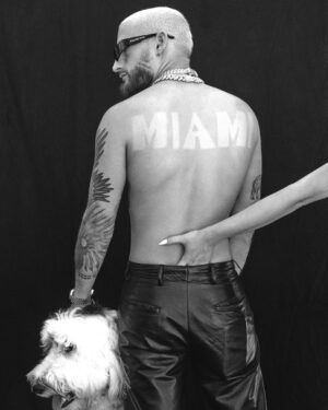 Ricky Montaner Instagram - 🫣🫣 ahora sí salgo en el video nuevo de Miami. mi familia. mi factoría.
#
@pablosalazarph 
#
vayan a verlo.