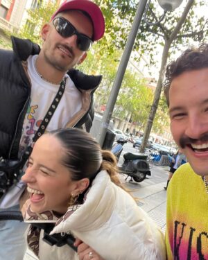 Ricky Montaner Instagram - Es difícil poner en palabras todo lo que tú significas para mí en un caption… pero estas fotos ayudan! Eres el tipo más generoso que conozco, el más talentoso y más apasionado. Haces que todos nos caguemos de la risa constantemente y eres como una especie de catapulta para todos los que te rodeamos. 

Tus 32, sin duda, creo que han sido de mis favoritos contigo… siento que vivimos cosas inmensas juntos.. desde nuestro regreso a Venezuela, verte desvivirte por Apolo, y Hotel Caracas! Etc…Ufff y lo mejor es que creo que los 33 van a estar aún más increíbles… todo en lo que te has estado partiendo el 🍑 finalmente va a salir!!! No entiendes lo orgulloso estoy de quien eres bro… el mejor tipo que conozco! Feliz cumple Rick