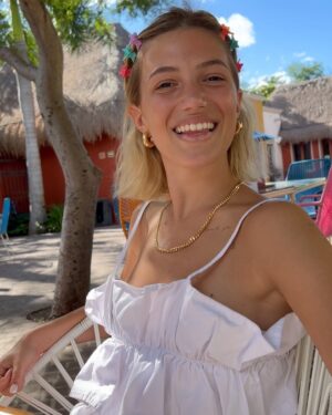 Ricky Montaner Instagram - Hoy cumplo un año de casado con la mujer de mis sueños.. soy el más afortunado..me hizo reír todo el año y me enamoró todos los días. 

—
Despertarme al lado tuyo todos los días es algo así como haberme ganado la lotería. Llevo 365 mañanas siendo tu esposo y voy x todas .. te amooo 08/01/2022