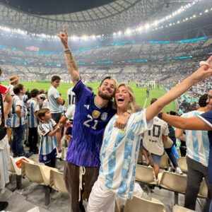 Ricky Montaner Instagram - SOMOS CAMPEONES DEL MUNDO🇦🇷🇦🇷😭😭 SIEMPRE LO SENTÍ EN MI CORAZÓN. SIEMPRE. Y me vine a alentar a este equipo que nos dio todo y más!!!! Nunca dudé. Nos dio la alegría mas grande para un país como el nuestro en mucho tiempo. NO CAIGO🥹 Gracias mi amor por estar acá. Esto es algo que no me voy a olvidar nunca más en mi vida y tuvimos el privilegio de presenciarlo. GRACIAS SELECCIÓN!!! Estoy muy emocionada. Pienso en todo el pueblo argentino y en lo mucho que necesitábamos esto. 18/12/2022 🇦🇷🙏🏻⚽️