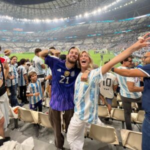 Ricky Montaner Instagram - SOMOS CAMPEONES DEL MUNDO🇦🇷🇦🇷😭😭 SIEMPRE LO SENTÍ EN MI CORAZÓN. SIEMPRE. Y me vine a alentar a este equipo que nos dio todo y más!!!! Nunca dudé. Nos dio la alegría mas grande para un país como el nuestro en mucho tiempo. NO CAIGO🥹 Gracias mi amor por estar acá. Esto es algo que no me voy a olvidar nunca más en mi vida y tuvimos el privilegio de presenciarlo. GRACIAS SELECCIÓN!!! Estoy muy emocionada. Pienso en todo el pueblo argentino y en lo mucho que necesitábamos esto. 18/12/2022 🇦🇷🙏🏻⚽️