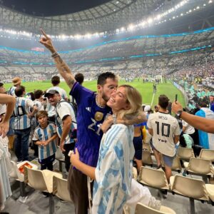 Ricky Montaner Instagram - SOMOS CAMPEONES DEL MUNDO🇦🇷🇦🇷😭😭 SIEMPRE LO SENTÍ EN MI CORAZÓN. SIEMPRE. Y me vine a alentar a este equipo que nos dio todo y más!!!! Nunca dudé. Nos dio la alegría mas grande para un país como el nuestro en mucho tiempo. NO CAIGO🥹 Gracias mi amor por estar acá. Esto es algo que no me voy a olvidar nunca más en mi vida y tuvimos el privilegio de presenciarlo. GRACIAS SELECCIÓN!!! Estoy muy emocionada. Pienso en todo el pueblo argentino y en lo mucho que necesitábamos esto. 18/12/2022 🇦🇷🙏🏻⚽️