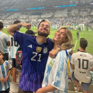 Ricky Montaner Instagram - SOMOS CAMPEONES DEL MUNDO🇦🇷🇦🇷😭😭 SIEMPRE LO SENTÍ EN MI CORAZÓN. SIEMPRE. Y me vine a alentar a este equipo que nos dio todo y más!!!! Nunca dudé. Nos dio la alegría mas grande para un país como el nuestro en mucho tiempo. NO CAIGO🥹 Gracias mi amor por estar acá. Esto es algo que no me voy a olvidar nunca más en mi vida y tuvimos el privilegio de presenciarlo. GRACIAS SELECCIÓN!!! Estoy muy emocionada. Pienso en todo el pueblo argentino y en lo mucho que necesitábamos esto. 18/12/2022 🇦🇷🙏🏻⚽️