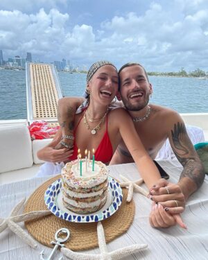 Ricky Montaner Instagram - ❤️❤️❤️❤️❤️❤️❤️❤️❤️ ahora si. Bye bye 27. GRACIAS mi Dios por tantoooo!!!!!
@boating.miami dándonos un día más que especial. celebrando en familia, en amigos. Festejando la vida. No nos damos cuenta a veces la cantidad de milagros que vivimos día a día.. soy cada vez más consciente. Y lo agradezco. Párrafo aparte para mi esposo. Te amo por hacerme el fin de semana tan increíble y hermoso. Soy una afortunada. Mi amor por vos es hasta la eternidaD. Infinito. X siempre. Cada detalle es más y más espectacular. Gracias a todos los que son parte. Mañana sale post sentimental, lo advierto. Me puse a escribir. Hay cosas que no cambian.