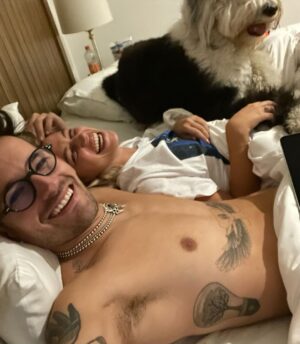 Ricky Montaner Instagram - Pensaba que no podía amarte más hasta que hoy me desperté de nuevo al lado tuyo. Vivís desbaratándome esa idea. La más afortunada del mundo. Yo.