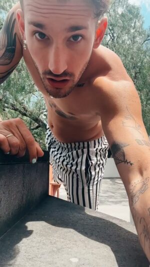Ricky Montaner Instagram - Si han hecho el trend más de 300mil veces.. quién coño es uno pa no hacerlo?.. aparte con lo bien que bailo… 🤯 @fmk.oficial @tiagopzk