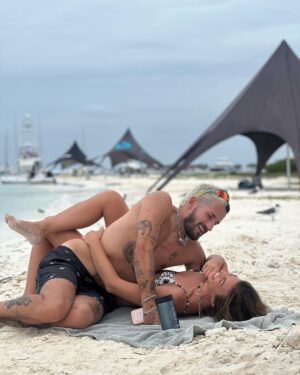 Ricky Montaner Instagram - no te suelto nunca 👩🏼‍❤️‍💋‍👨🏼