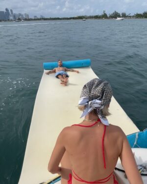 Ricky Montaner Instagram - ❤️❤️❤️❤️❤️❤️❤️❤️❤️ ahora si. Bye bye 27. GRACIAS mi Dios por tantoooo!!!!!
@boating.miami dándonos un día más que especial. celebrando en familia, en amigos. Festejando la vida. No nos damos cuenta a veces la cantidad de milagros que vivimos día a día.. soy cada vez más consciente. Y lo agradezco. Párrafo aparte para mi esposo. Te amo por hacerme el fin de semana tan increíble y hermoso. Soy una afortunada. Mi amor por vos es hasta la eternidaD. Infinito. X siempre. Cada detalle es más y más espectacular. Gracias a todos los que son parte. Mañana sale post sentimental, lo advierto. Me puse a escribir. Hay cosas que no cambian.