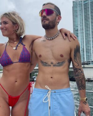 Ricky Montaner Instagram - ❤️❤️❤️❤️❤️❤️❤️❤️❤️ ahora si. Bye bye 27. GRACIAS mi Dios por tantoooo!!!!!
@boating.miami dándonos un día más que especial. celebrando en familia, en amigos. Festejando la vida. No nos damos cuenta a veces la cantidad de milagros que vivimos día a día.. soy cada vez más consciente. Y lo agradezco. Párrafo aparte para mi esposo. Te amo por hacerme el fin de semana tan increíble y hermoso. Soy una afortunada. Mi amor por vos es hasta la eternidaD. Infinito. X siempre. Cada detalle es más y más espectacular. Gracias a todos los que son parte. Mañana sale post sentimental, lo advierto. Me puse a escribir. Hay cosas que no cambian.