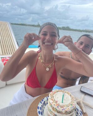 Ricky Montaner Instagram - ❤️❤️❤️❤️❤️❤️❤️❤️❤️ ahora si. Bye bye 27. GRACIAS mi Dios por tantoooo!!!!!
@boating.miami dándonos un día más que especial. celebrando en familia, en amigos. Festejando la vida. No nos damos cuenta a veces la cantidad de milagros que vivimos día a día.. soy cada vez más consciente. Y lo agradezco. Párrafo aparte para mi esposo. Te amo por hacerme el fin de semana tan increíble y hermoso. Soy una afortunada. Mi amor por vos es hasta la eternidaD. Infinito. X siempre. Cada detalle es más y más espectacular. Gracias a todos los que son parte. Mañana sale post sentimental, lo advierto. Me puse a escribir. Hay cosas que no cambian.