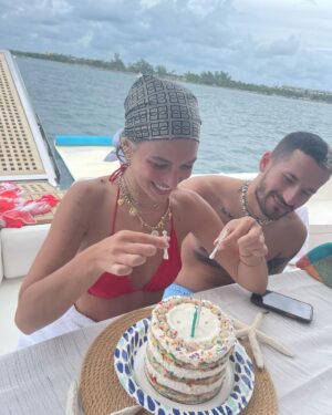 Ricky Montaner Instagram - ❤️❤️❤️❤️❤️❤️❤️❤️❤️ ahora si. Bye bye 27. GRACIAS mi Dios por tantoooo!!!!!
@boating.miami dándonos un día más que especial. celebrando en familia, en amigos. Festejando la vida. No nos damos cuenta a veces la cantidad de milagros que vivimos día a día.. soy cada vez más consciente. Y lo agradezco. Párrafo aparte para mi esposo. Te amo por hacerme el fin de semana tan increíble y hermoso. Soy una afortunada. Mi amor por vos es hasta la eternidaD. Infinito. X siempre. Cada detalle es más y más espectacular. Gracias a todos los que son parte. Mañana sale post sentimental, lo advierto. Me puse a escribir. Hay cosas que no cambian.