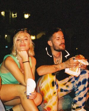 Ricky Montaner Instagram - Etiqueta a esa persona con la que te vas de gira a buscar hamburguesa y papitas 🍟 -yo con vos🔥-