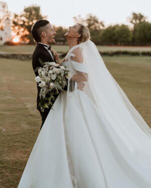 Ricky Montaner Instagram - Hoy cumplo un año de casado con la mujer de mis sueños.. soy el más afortunado..me hizo reír todo el año y me enamoró todos los días. 

—
Despertarme al lado tuyo todos los días es algo así como haberme ganado la lotería. Llevo 365 mañanas siendo tu esposo y voy x todas .. te amooo 08/01/2022