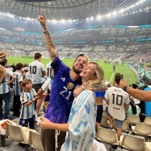 Ricky Montaner Instagram - SOMOS CAMPEONES DEL MUNDO🇦🇷🇦🇷😭😭 SIEMPRE LO SENTÍ EN MI CORAZÓN. SIEMPRE. Y me vine a alentar a este equipo que nos dio todo y más!!!! Nunca dudé. Nos dio la alegría mas grande para un país como el nuestro en mucho tiempo. NO CAIGO🥹 Gracias mi amor por estar acá. Esto es algo que no me voy a olvidar nunca más en mi vida y tuvimos el privilegio de presenciarlo. GRACIAS SELECCIÓN!!! Estoy muy emocionada. Pienso en todo el pueblo argentino y en lo mucho que necesitábamos esto. 18/12/2022 🇦🇷🙏🏻⚽️