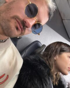 Ricky Montaner Instagram - LAS VEGAS 😏😌 — 1 encontré unos espejitos así circulares y me tomé una foto sexy. 🪩 2 yendo a LV en el 36B 😅 3 otra foto sexy, esta vez en un espejo rectangular 🪞 4 foto besando a una mami 😘 5 adele 🤯 6 aguilera 🤩 7 la vista del cuarto una locura😏 8 el parche.. como verán yo sigo distraído en mi cel viendo mi foto sexy individual en el mismo espejo.. este vídeo nos describe como grupo un poquito 😅💀 9 resulta que el baño tenía unos cepillos de dientes y tal, dorados, y yo fascinado..🏆 10 la llave de HC🗝️🗝️🗝️ Las Vegas, Nevada