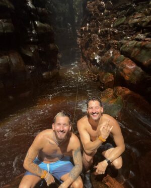 Ricky Montaner Instagram - Es difícil poner en palabras todo lo que tú significas para mí en un caption… pero estas fotos ayudan! Eres el tipo más generoso que conozco, el más talentoso y más apasionado. Haces que todos nos caguemos de la risa constantemente y eres como una especie de catapulta para todos los que te rodeamos. 

Tus 32, sin duda, creo que han sido de mis favoritos contigo… siento que vivimos cosas inmensas juntos.. desde nuestro regreso a Venezuela, verte desvivirte por Apolo, y Hotel Caracas! Etc…Ufff y lo mejor es que creo que los 33 van a estar aún más increíbles… todo en lo que te has estado partiendo el 🍑 finalmente va a salir!!! No entiendes lo orgulloso estoy de quien eres bro… el mejor tipo que conozco! Feliz cumple Rick