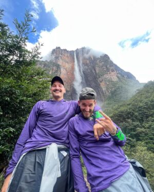 Ricky Montaner Instagram - Es difícil poner en palabras todo lo que tú significas para mí en un caption… pero estas fotos ayudan! Eres el tipo más generoso que conozco, el más talentoso y más apasionado. Haces que todos nos caguemos de la risa constantemente y eres como una especie de catapulta para todos los que te rodeamos. 

Tus 32, sin duda, creo que han sido de mis favoritos contigo… siento que vivimos cosas inmensas juntos.. desde nuestro regreso a Venezuela, verte desvivirte por Apolo, y Hotel Caracas! Etc…Ufff y lo mejor es que creo que los 33 van a estar aún más increíbles… todo en lo que te has estado partiendo el 🍑 finalmente va a salir!!! No entiendes lo orgulloso estoy de quien eres bro… el mejor tipo que conozco! Feliz cumple Rick