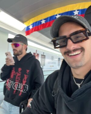 Ricky Montaner Instagram - Es difícil poner en palabras todo lo que tú significas para mí en un caption… pero estas fotos ayudan! Eres el tipo más generoso que conozco, el más talentoso y más apasionado. Haces que todos nos caguemos de la risa constantemente y eres como una especie de catapulta para todos los que te rodeamos. 

Tus 32, sin duda, creo que han sido de mis favoritos contigo… siento que vivimos cosas inmensas juntos.. desde nuestro regreso a Venezuela, verte desvivirte por Apolo, y Hotel Caracas! Etc…Ufff y lo mejor es que creo que los 33 van a estar aún más increíbles… todo en lo que te has estado partiendo el 🍑 finalmente va a salir!!! No entiendes lo orgulloso estoy de quien eres bro… el mejor tipo que conozco! Feliz cumple Rick