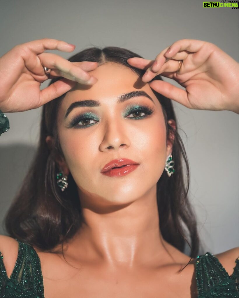 Ridhima Pandit Instagram - Emerald Paradise 💚 . . . . Outfit: @chicandholland Jewellery: @mozaati Styled by: @nidasshah @muskaanmatta Assisted by: @_kashish20_ Hair by: @amuthevar .. 👁️: @olens.india Makeup by : @makeupbyrishabk Lensed by: @rishabhkphotography Managed by: @oceanmediapr