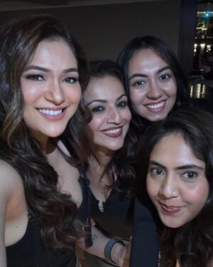 Ridhima Pandit Instagram - About last night with our b’day girl Shurie… ☺️💕 Cheers to the hosts who made our night as delightful as their company! 🥂 @sshurakhan @arbaazkhanofficial 💕💕💕