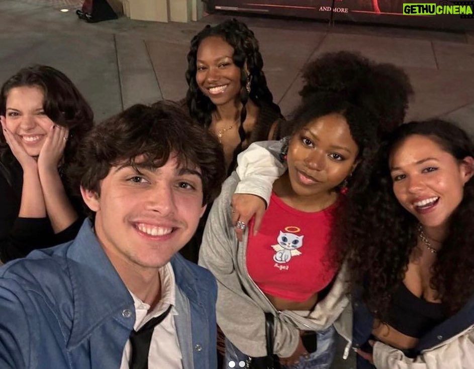 Riele Downs Instagram - boo 🧟‍♀️ screams of both terror and joy with some of my favorite people !!! @horrornights #universalhhn