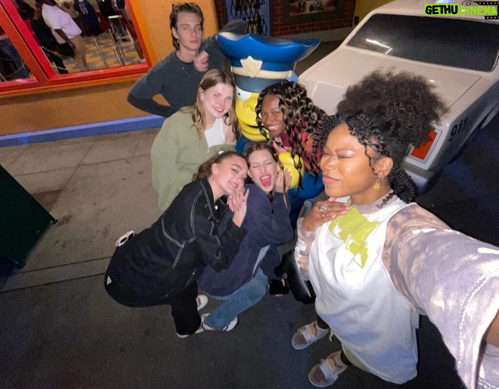 Riele Downs Instagram - boo 🧟‍♀️ screams of both terror and joy with some of my favorite people !!! @horrornights #universalhhn