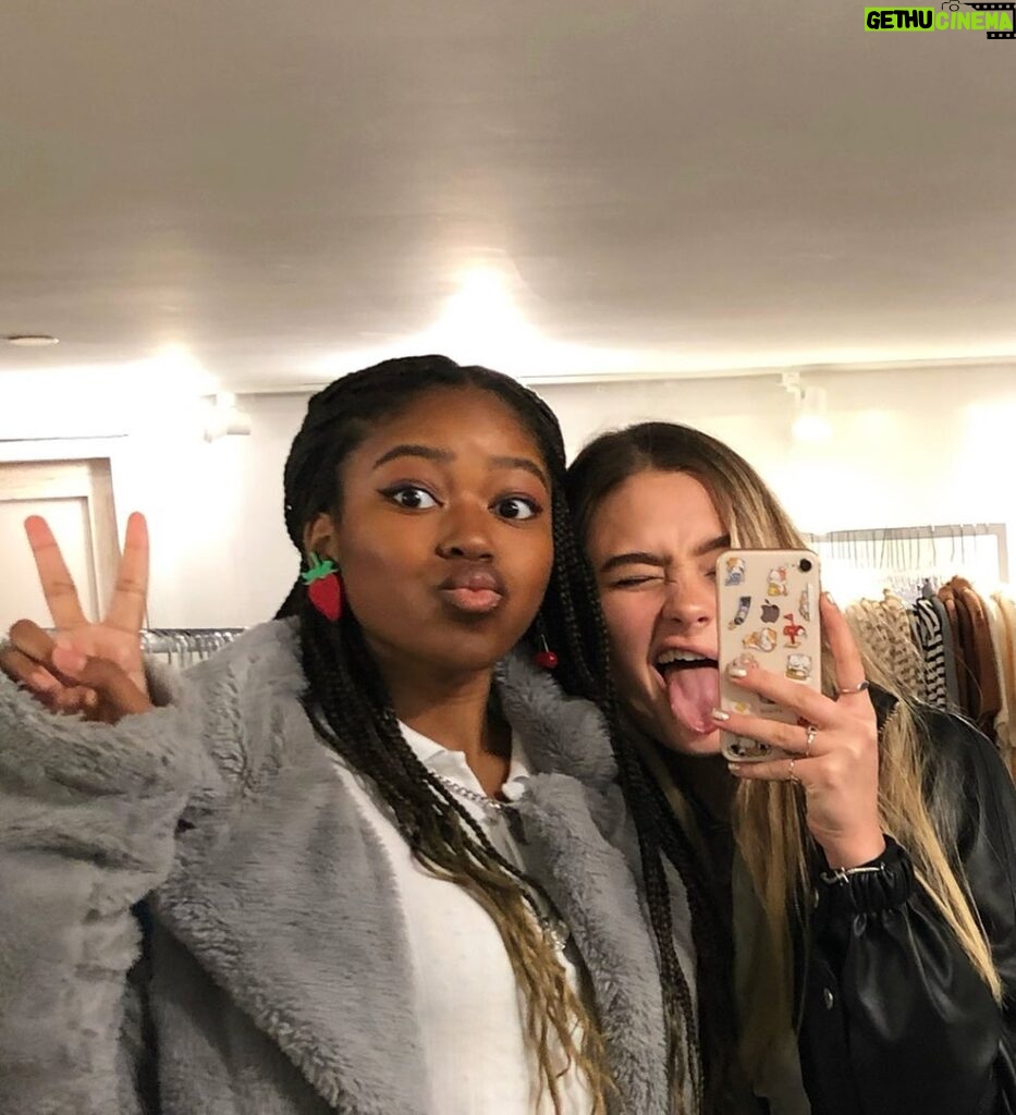 Riele Downs Instagram - ahhh 17!! happy birthday to one of my best friends, @lizzy_greene you’re the softest and sweetest soul out there and i’m very grateful we’re friends 🥺 can’t wait to be absolute clowns together when we’re reunited after quarantine. 🤡 lol, love you sis 🤠♥️