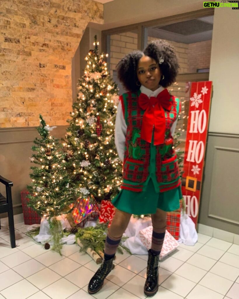 Riele Downs Instagram - ❄️🎄♥️💥🕺🏽☃️ hope everyone had a jolly holiday weekend !