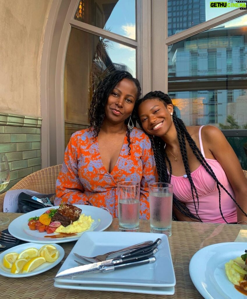 Riele Downs Instagram - @reiyadowns turned 22 last week 🙇🏾‍♀️ to my favorite sister (also my only sister, conveniently) and built-in best friend since birth love you more than anything. you’re EVERYTHINGGG 🤸🏾‍♀️❤️👯‍♀️