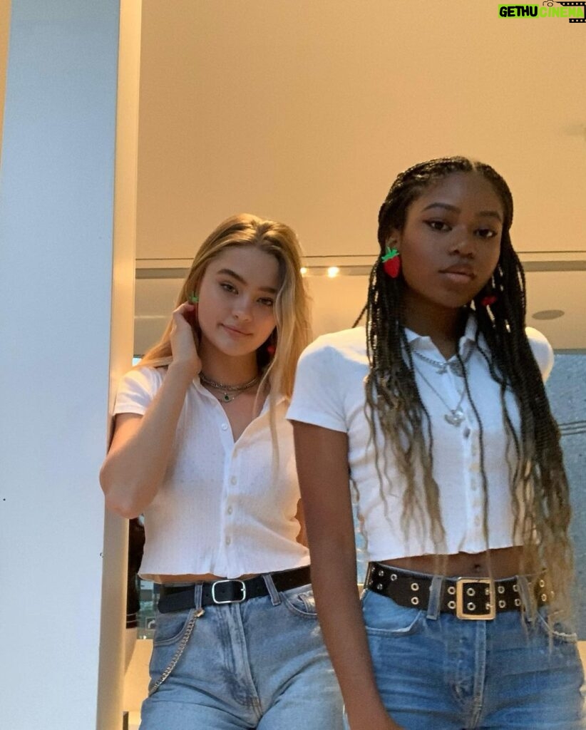 Riele Downs Instagram - HAPPY 18TH to the baddest! @lizzy_greene 🐎💃🏾🎂 you’re literally one of the best people i know and i’m so grateful to i get to call you my friend. muahahaa now ur stuck in adulthood with me - welcome mate 😈 fr tho, you’re my homie for life. love you ♥️