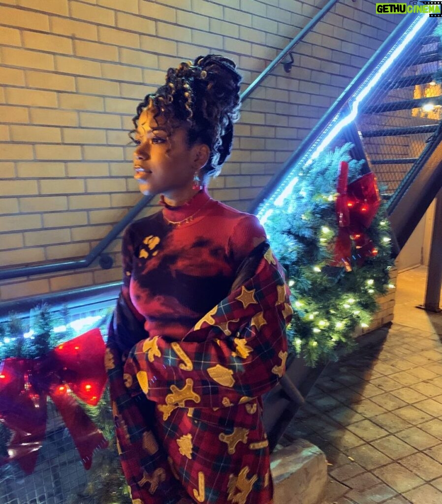 Riele Downs Instagram - 2020 2020 vision ♥️🤝🎊 wishing everyone happiness, love, health, growth, achievement, and much more going into this new year/decade!!! let’s get it