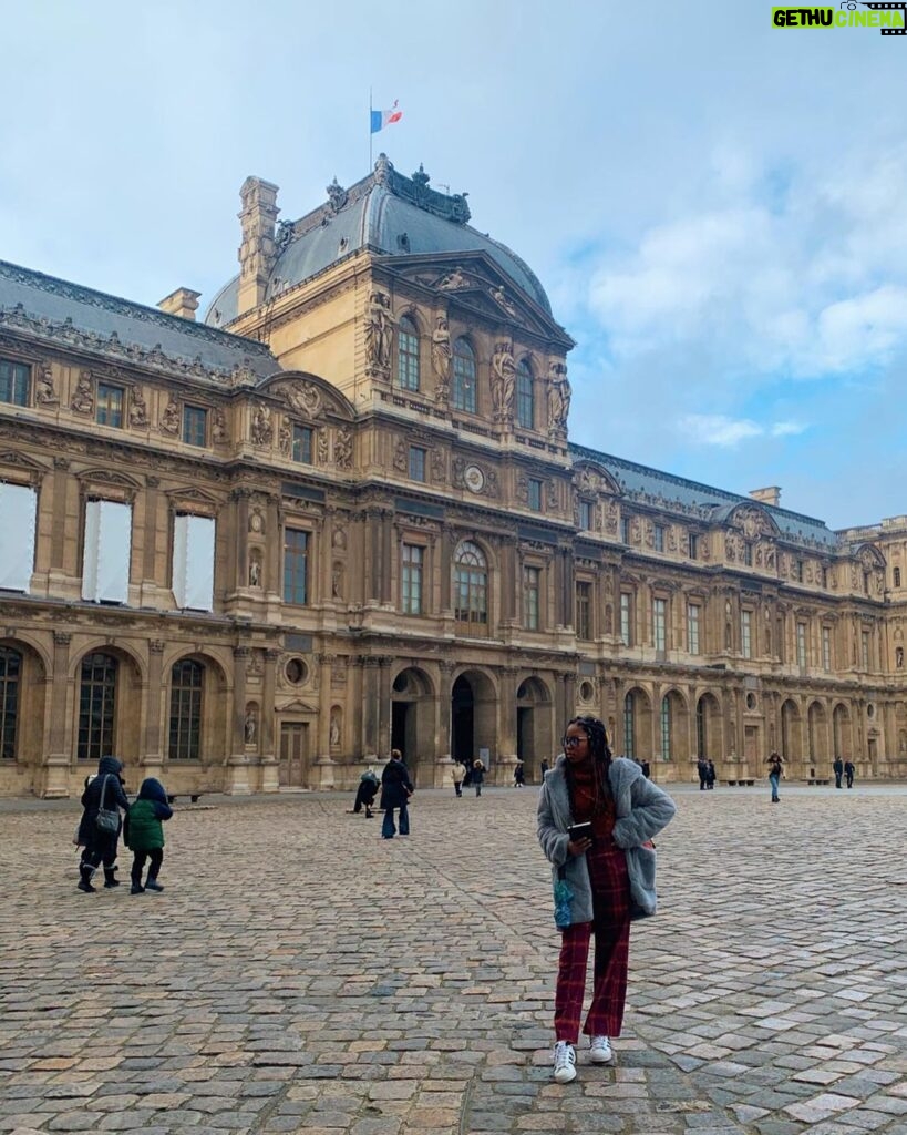 Riele Downs Instagram - food for thought Musée du Louvre