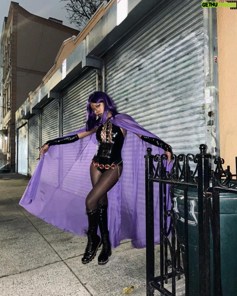 Riele Downs Instagram - 🐦‍⬛ + ⭐️🔥 New York City