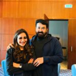 Rimi Tomy Instagram - Caption ഒന്നും കിട്ടണിലാ 😃😎🤔🤔🤔 ലാലേട്ടാ 🥰😍😍 ഇ വിളിയിൽ എല്ലാം ഉണ്ട് 🙏🥰നമ്മുടെ സ്വന്തം ലാലേട്ടൻ MOLLYWOOD MAGIC VENUE STADIUM 974-DOHA 7 pm Doha#show #musician #music #movie #rehersal time#producers association show today 7 pm @nineone_events @qatar 🎬 pic @m.s.nadirshah