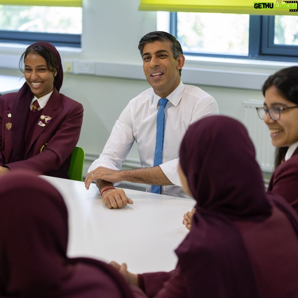 Rishi Sunak Instagram - Too many students are being sold a university education that won't get them a decent job at the end of it. Today I chatted with students at Mulberry School for Girls about how we’re ensuring students get the best deal possible. Here’s how 👇 1. We’re protecting students and taxpayers against rip-off degree courses that have high drop-out rates and don’t lead to good jobs. 2. We’re slashing the fees for foundation year classroom-based subjects. 3. We’re strengthening apprenticeships, T Levels and Skills Bootcamps. Students deserve to get the best deal possible. And that’s what I want to achieve. Widening access. Boosting jobs. Growing the economy.