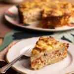 Rita Lobo Instagram - Rita, tô sem ideia pra ceia de Ano Novo… Você tava, meu bem, agora não tá mais. 🤣 Dá uma olhada nessa torta de BACALHOADA! Ô receita boa! A massa é feita só de batata assada no forno (prático), o bacalhau é o congelado e dessalgado, que você compra pronto no mercado (prático), assa rapidex (prático) e serve fria (prático). Já falei que essa receita é… PRÁTICA? Prática, deliciosa e perfeita pro seu Réveillon. Arrasta pro lado pra ver como é linda inteirona! Ahhhh. Deixei a receita em vídeo no canal Panelinha no YouTube, no site e na página da receita. Corre nos stories ou digite TORTA DE BACALHOADA PANELINHA no seu navegador!! E se você quiser ainda mais ideias pra ceia de Ano Novo, não pode perder o episódio de Réveillon do Cozinha Prática, que vai ao ar no @gnt hoje, quinta (28), às 21h30, combinado? #CozinhaPráticaNoGnt #ReceitaPanelinha #RitaLobo #ComidaDeVerdade #ReceitaPratica