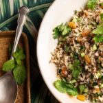Rita Lobo Instagram - SALADA FRESCA E FESTIVA PRO ANO NOVO ✨😋 Temos! Essa tem uma mistura maravilhosa de texturas e sabores: o arroz sete cereais fica delicioso com a crocância e o frescor do pepino; tem ainda a uva-passa, o molho agridoce e o toque picante do gengibre. Incrível, né? E o melhor: você pode preparar essa salada um dia antes de servir! O passo a passo tá no vídeo e no Panelinha.com.br E, olha, nesta quinta (28), mostro essa e outras receitas no episódio de Réveillon do Especial de Fim de Ano do Cozinha Prática. Você não pode perder. É às 21h30, no @gnt. #CozinhaPráticaNoGnt #ReceitaPanelinha #RitaLobo #ComidaDeVerdade #ReceitaPratica