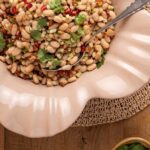 Rita Lobo Instagram - RECEITA: SALADA DE FEIJÃO-BRANCO COM ROMÃ Entre uma receita prática e deliciosa e outra pra trazer prosperidade… fique com as duas! Essa salada de feijão-branco com amêndoas e chuchu é um adianto na vida dos supersticiosos: ela é finalizada com sementes de romã! Já salva o vídeo pra acertar no passo a passo no dia 31. No último episódio do Especial de Fim de Ano do Cozinha Prática, eu mostro essa e outras ideias incríveis pra preparar um bufê frio, perfeito pra noite de Réveillon. Tem uma torta de bacalhoada (que, juro, é a melhor do mundo) e uma salada de sete cereais com pepino, gengibre, hortelã e uva-passa. E pra ajudar nas resoluções e simpatias, bati um papo delicioso com a astróloga Márcia Sensitiva (@marciasensitiva). Depois desse episódio, toda turma vai parar de ser louca em 2024! 🤪 Nosso encontro é às 21h30 no @gnt. Todas as receitas já estão em Panelinha.com.br. #CozinhaPráticaNoGnt #ReceitaPanelinha #RitaLobo #ComidaDeVerdade #ReceitaPratica