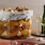 Rita Lobo Instagram - RECEITA: PAVETONE COM PÊSSEGO Sabe a sua sobremesa natalina favorita? Depois que você experimentar o pavetone com pêssego, ela vai ter um baita concorrente! Esta receita é ótima pra aproveitar o que vem na cesta de Natal – e ainda dá uma incrementada na piadoca do tio, né? Rs. Ah, e é uma loucura de tão boa! O episódio de hoje (21) do Especial de Fim de Ano do Cozinha Prática é dedicado a sobremesas! Além do pavetone, também vai ter manjar de coco com calda de manga e maracujá e um biscoito amanteigado que é sucesso! A gente se vê às 21h30, no @gnt! Amanhã, tem ideias pra ceia de Ano Novo, hein! Todas as receitas já estão em Panelinha.com.br. #CozinhaPráticaNoGnt #ReceitaPanelinha #RitaLobo #ComidaDeVerdade #ReceitaPratica