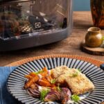 Rita Lobo Instagram - REFEIÇÃO COMPLETA, PRONTA EM 20 MINUTOS! Os peixes empanadinhos vão pra grelha e os legumes pro cesto da AirFryer Oven da minha linha #ElectroluxPorRitaLobo. Aí, meu bem, você tem almoço ou jantar completo, saudável, saboroso e rápido. Fala sério, essa refeição é a cara do verão! O que você mais gosta de preparar na AirFryer? No Panelinha.com.br tem várias ideias. Os produtos da minha linha em parceria com a @electroluxbr também estão por lá. Ainda dá tempo de escolher um pra presentear no Natal! #TBT #ReceitaPanelinha #RitaLobo #ComidaDeVerdade #ReceitaPratica