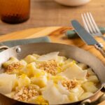 Rita Lobo Instagram - No Panelinha.com.br, tem MAIS DE 20 RECEITAS de nhoque pra você escolher. Vai que a fortuna vem justamente no ano bissexto, né? 😅 Muitas famílias comem nhoque todo dia 29 de cada mês com um dinheirinho embaixo do prato pra atrair fortuna, mas parece que a simpatia só funciona com mesa cheia! Então, pode convidar parentes e amigos. E não só pra comer, pra preparar o prato também. Tá garantida a fortuna: tem riqueza maior que uma cozinha cheia de gente? O Cozinha Prática vai ao ar no @gnt. #ReceitaPanelinha #RitaLobo #ComidaDeVerdade #ReceitaPratica